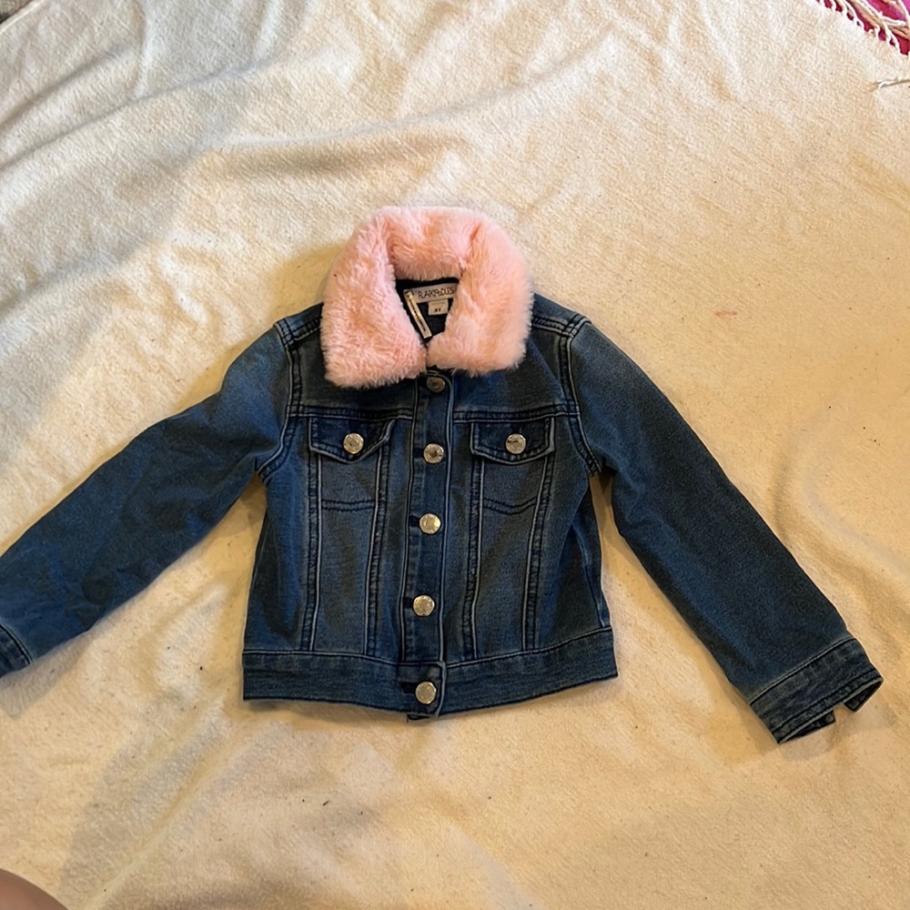 🥰 Stretch denim jacket with faux fur collar and snap buttons